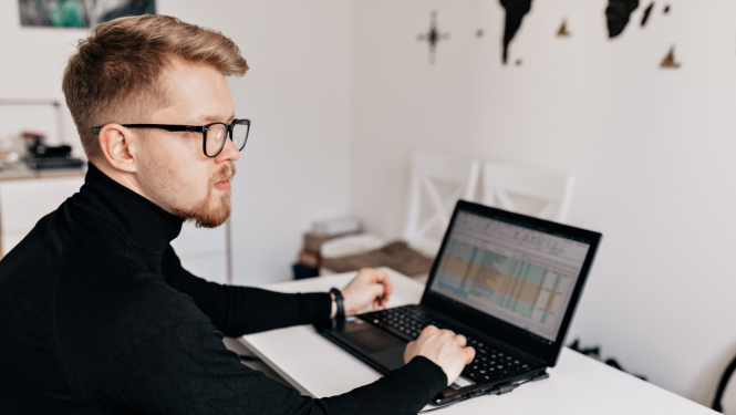 Vīrietis strādā ar datoru