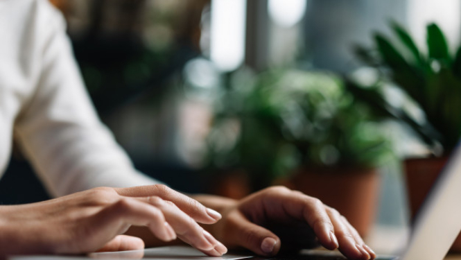 Ar rokām tiek drukāts teksts datora tastatūrā