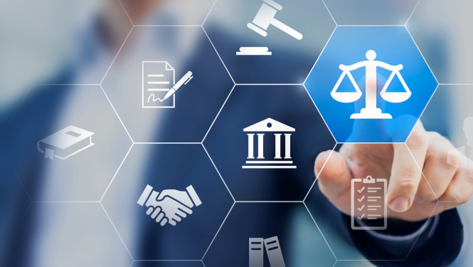 Dažādas ilustratīvas ikonas, cilvēks ar pirkstu spiež likuma svarus ilustrējošo ikonu