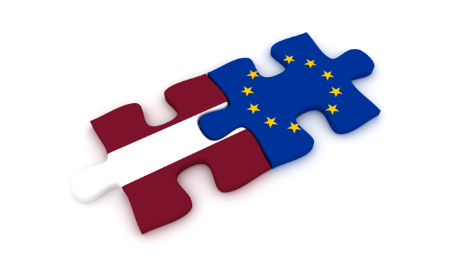 Divi puzles gabaliņi Latvijas un Eiropas Savienības karogi