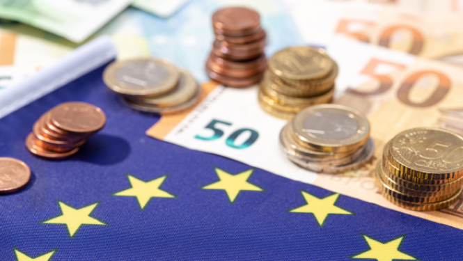 Eiropas Savienības karogs un eiro monētas