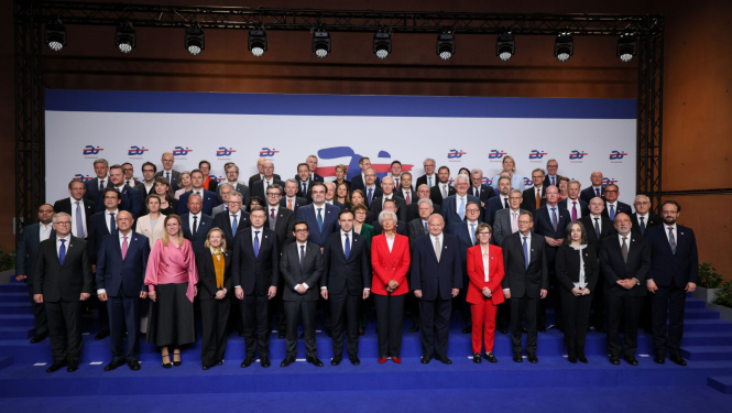 Eirogrupas un ECOFIN sanāksmju dalībnieku ģimenes foto