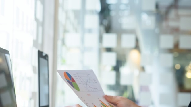 darba galds ar datoru un dokumentiem