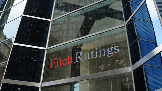 Stiklota ēkas fasādes daļa ar uzrakstu Fitch Ratings