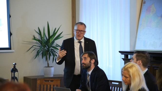 finanšu ministrs Arvils Ašeradens vada ES fondu tematisko komiteju