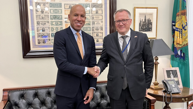 Finanšu ministrs sarokojas ar ASV Valsts kases (Finanšu ministrijas) sekretāra vietnieku Valliju Adejemo 