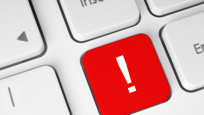 Sarkana izsaukuma zīme uz datora tastatūras