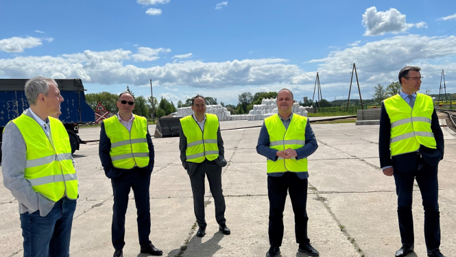 Finanšu ministrs Jānis Reirs un "Latraps" pārstāvji