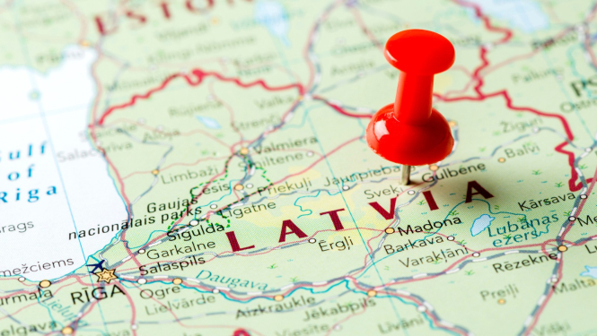 Latvijas karte ar sarkanu saspraudi