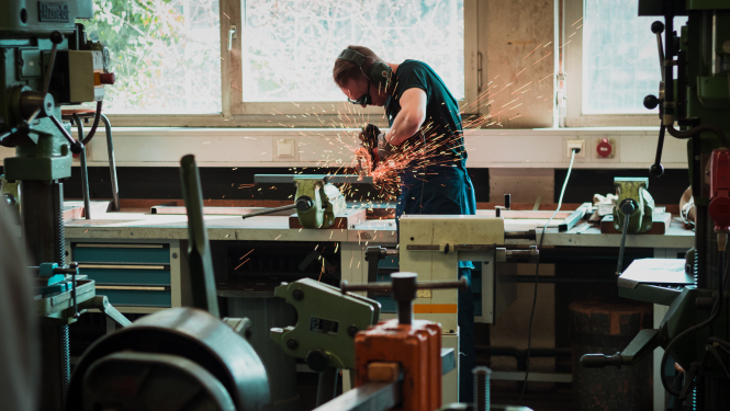 Meistars darbojas ar instrumentiem darbnīcā