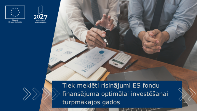 Attēls: vīriešu rokas rāda uz papīriem un datoru birojā