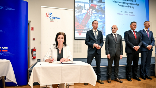 Parlamentārā sekretāre Karina Ploka paraksta kopīgo ministru deklarāciju