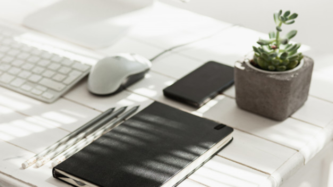 Attēlā redama iekārtota darbavieta