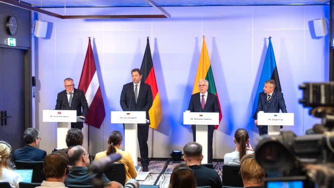 Latvijas, Vācijas, Lietuvas un Igaunijas ministri stāv pie valstu karogiem