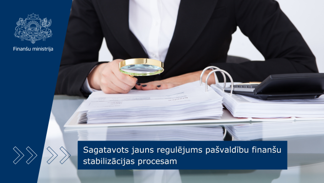 sieviete ar lupu pēta dokumentus