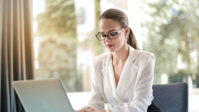 Sieviete strādā pie datora