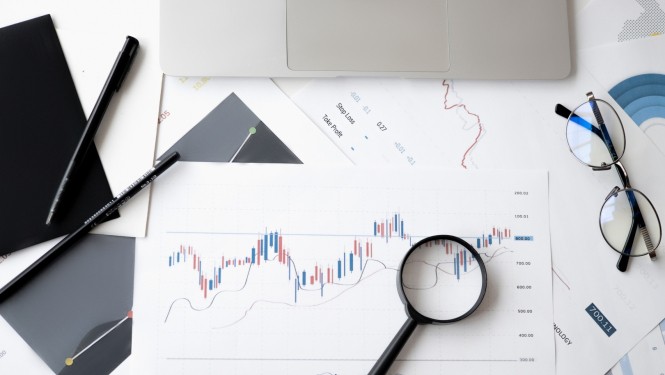 palielināmais stikls uz dokumentiem