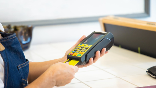 Bankas karte ievietota terminālī