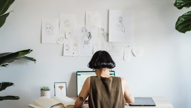 dizainere strādā pie datora