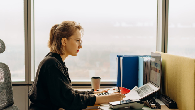 Sieviete strādā pie datora