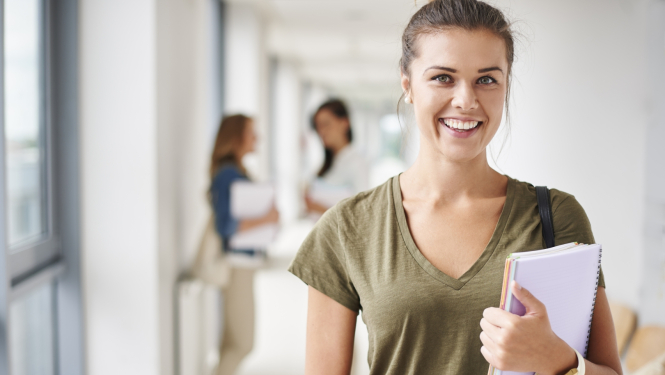 Smaidīga skolniece ar dokumentiem rokā