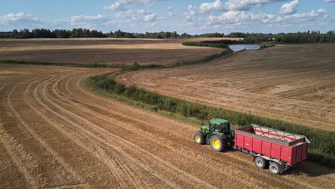 Traktors brauc pa lauku