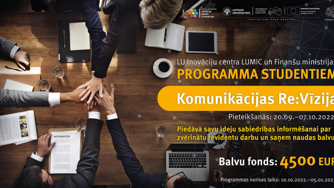 Attēlā redzamas virs galdavirsmas sadevušās vairāku cilvēku rokas