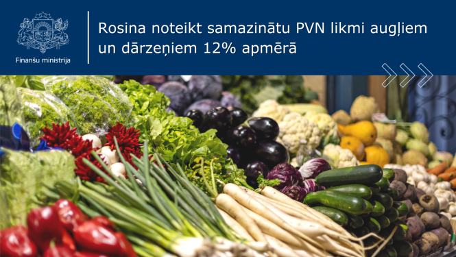 dārzeņi un augļi salikti plauktos tirdzniecībai