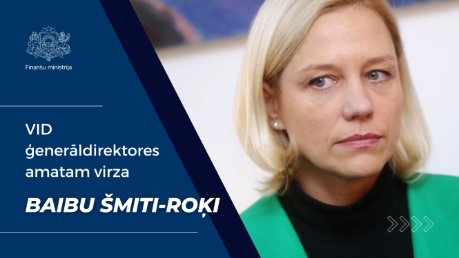 Sievietes ar blondiem matiem līdz pleciem zaļā žaketē. 