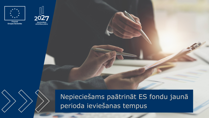 Cilvēki tur rokās dokumentus un diskutē par tiem