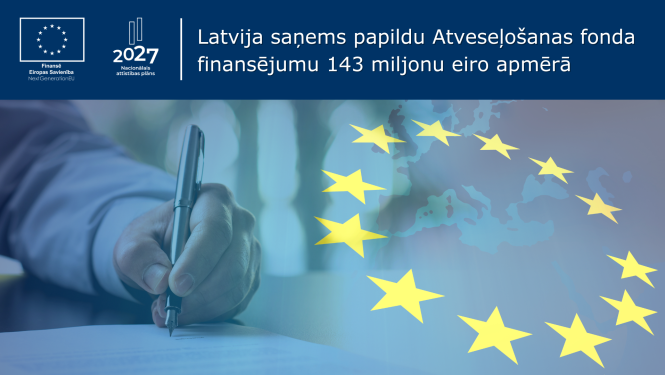 Latvija saņems papildu Atveseļošanas fonda finansējumu 143 miljonu eiro apmērā. Vīrieša roka, kas tur pildspalvu un ES karogs