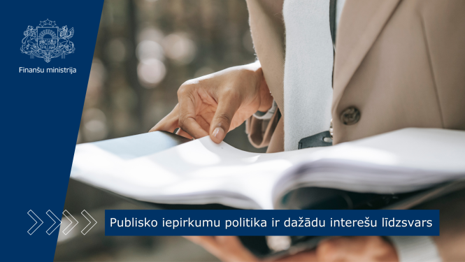 Publisko iepirkumu politika ir dažādu interešu līdzsvars. Attēlā sieviete tur rokā atvērtu dokumentu mapi