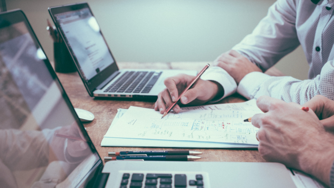 cilvēki pie portatīvajiem datoriem