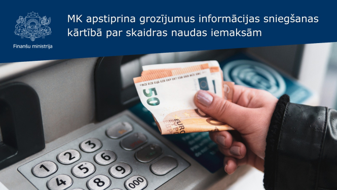 Attēlā redzama cilvēka roka ar skaidru naudu pie bankomāta