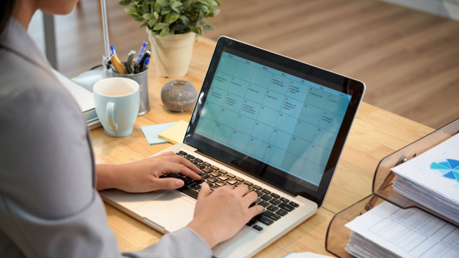 Sieviete strādā ar datoru