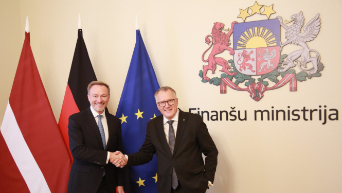 Vācijas finanšu ministrs Kristiāns Lindners un Latvijas finanšu ministrs Arvils Ašeradens