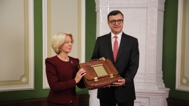 Finanšu ministrs un Saeimas priekšsēdētāja tur budžeta portfeli