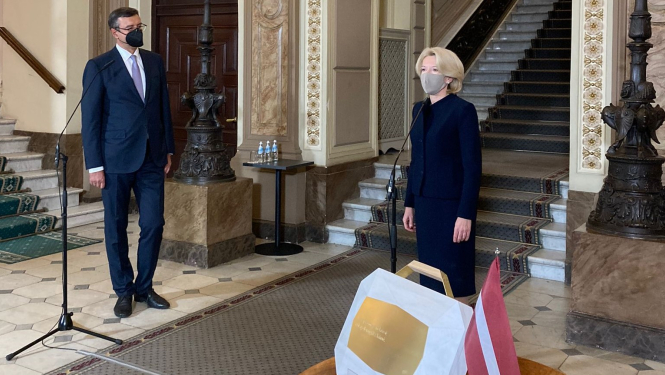 finanšu ministrs iesniedz budžeta portfeli Saeimas priekšsēdētājai