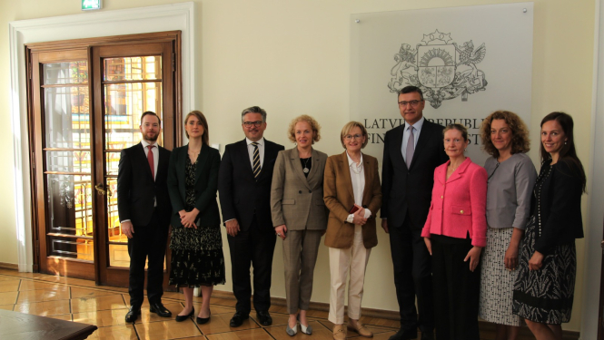 finanšu ministrs Jānis Reirs un Eiropas Komisijas (EK) finanšu pakalpojumu, finanšu stabilitātes un kapitāla tirgu savienības komisāre Mareida Makginesa un citi pārstāvji