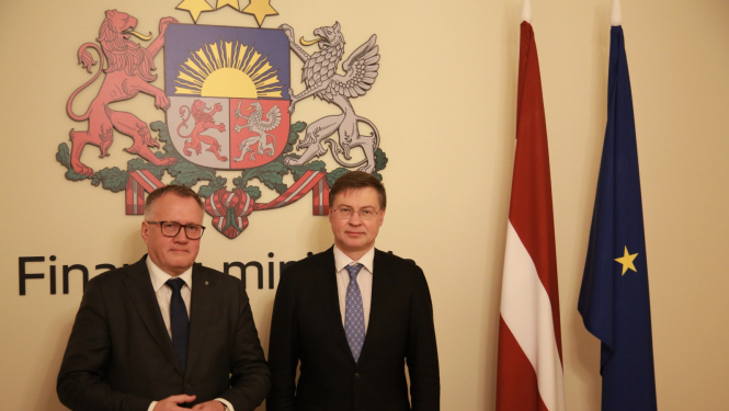 Finanšu ministrs Arvils Ašeradens un Eiropas Komisijas priekšsēdētājas izpildvietnieks Valdis Dombrovskis