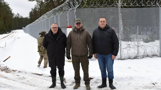 finanšu ministrs Arvils Ašeradens, robežsardzes priekšnieks ģenerālis Guntis Pujāts, iekšlietu ministrs Rihards Kozlovskis