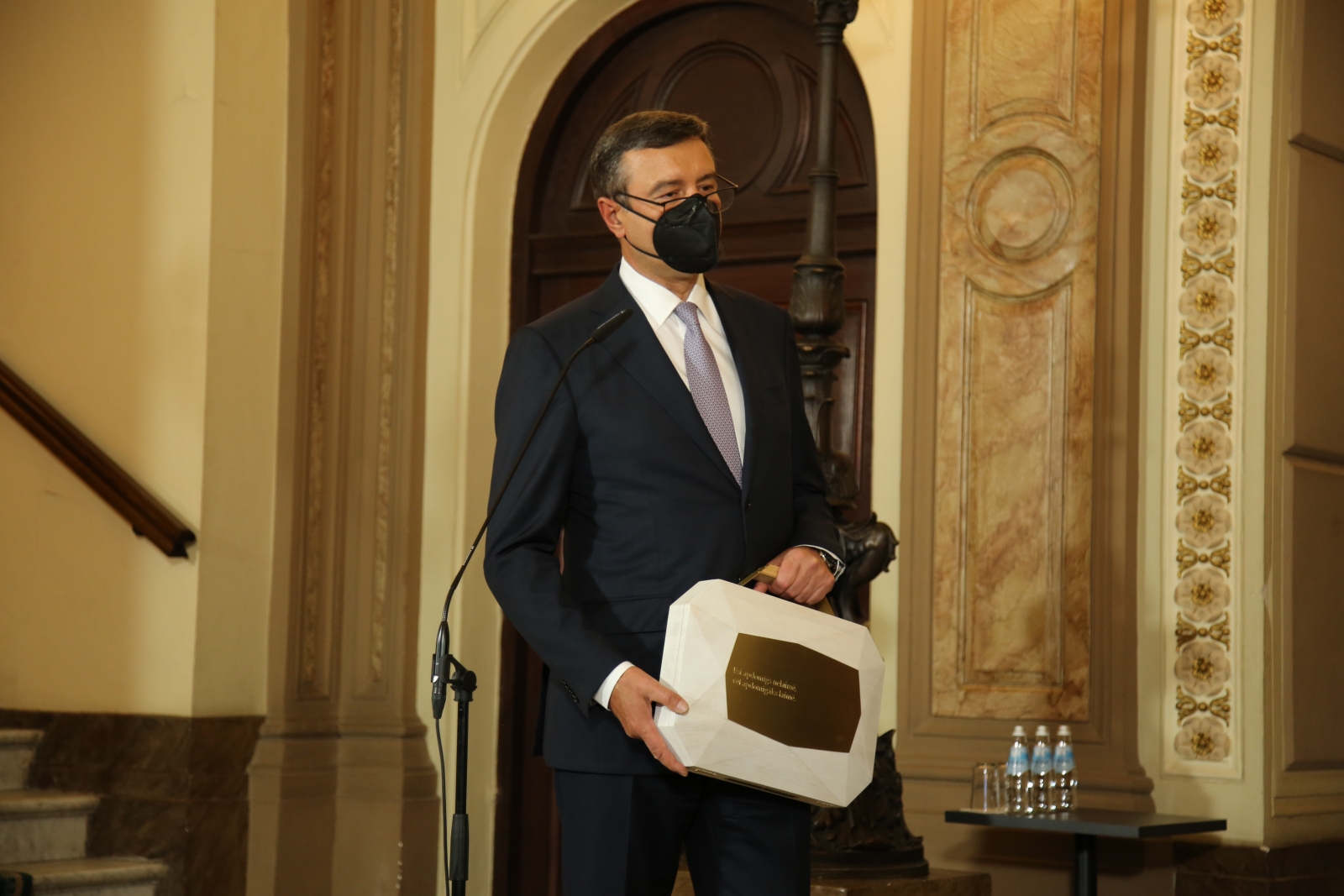 Ministrs Jānis Reirs tur rokās #Budžets2022 portfeli