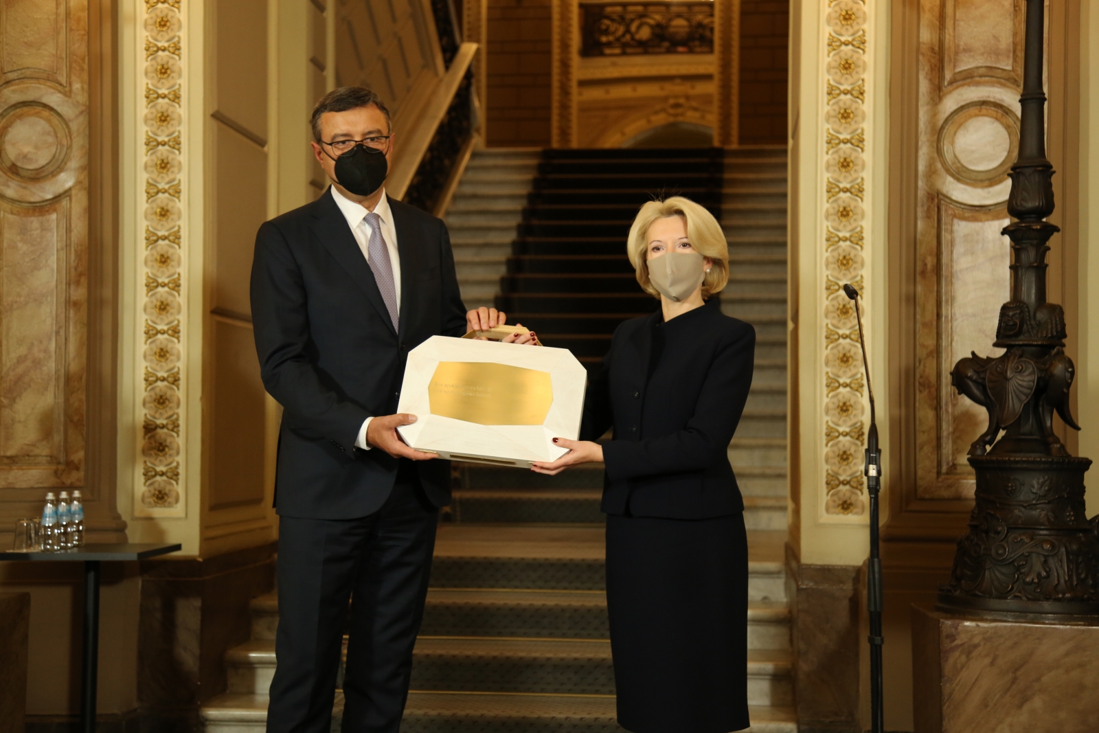 Ministrs Jānis Reirs un Saeimas priekšsēdētāja Ināra Mūrniece tur rokās #Budžets2022 portfeli