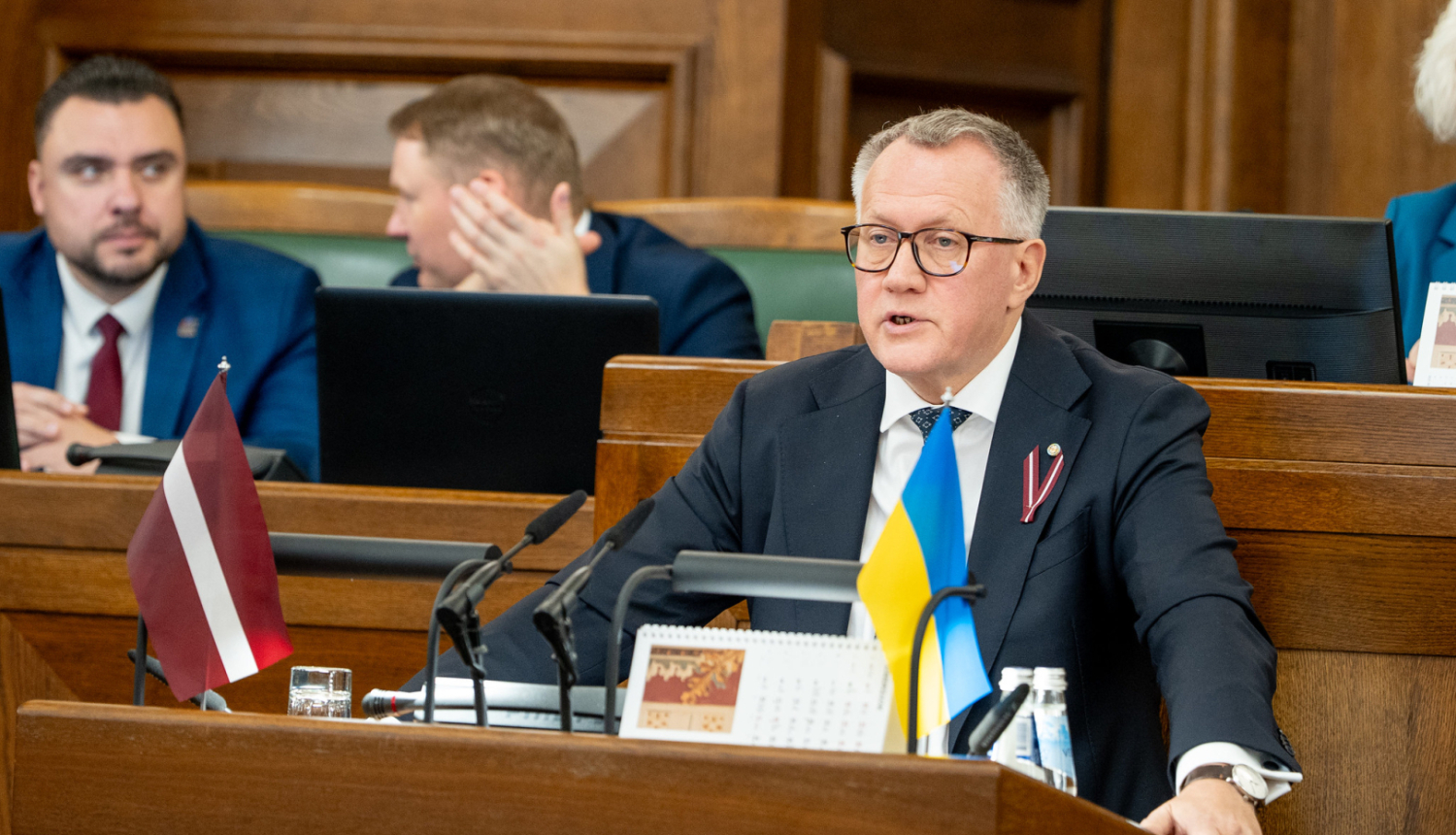 Finanšu ministrs Arvils Ašeradens Saeimas tribīnē uzstājas ar uzrunu