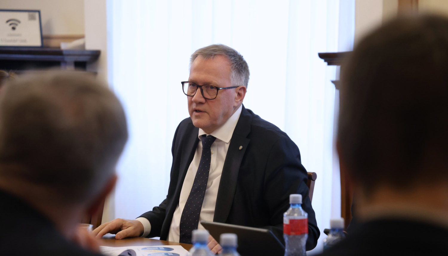 Finanšu ministrs Arvils Ašeradens sēžot pie sanāksmju galda