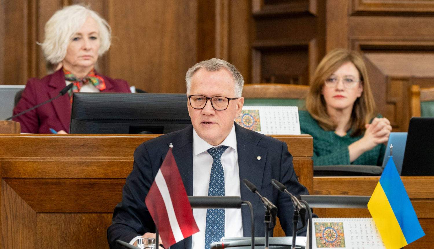 Attēlā redzams finanšu ministrs Arvils Ašeradens Saeimas tribīnē