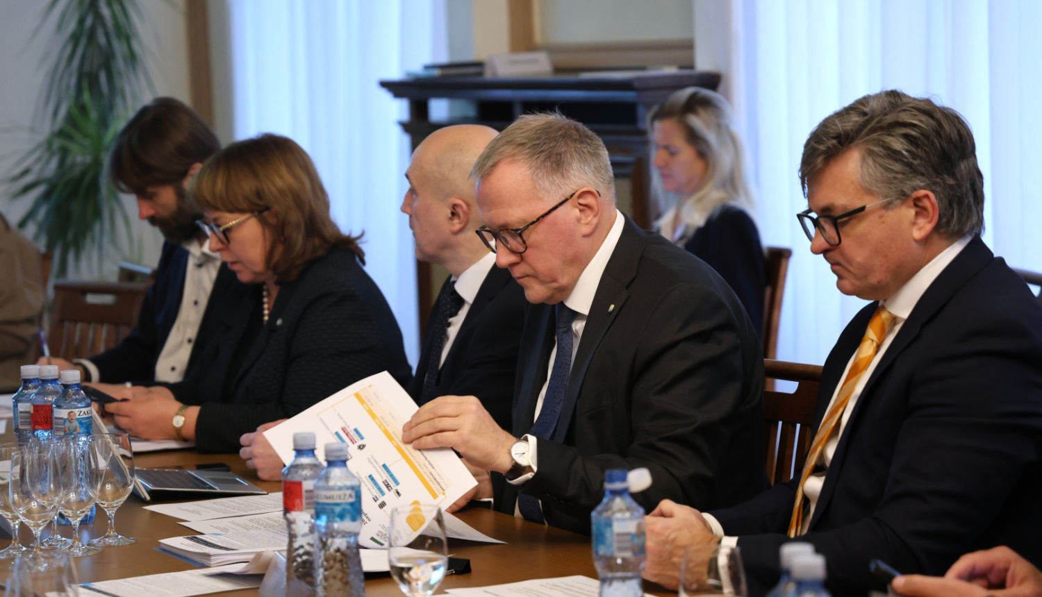 Pie sanāksmju galda sēž ministri uzvalkos 