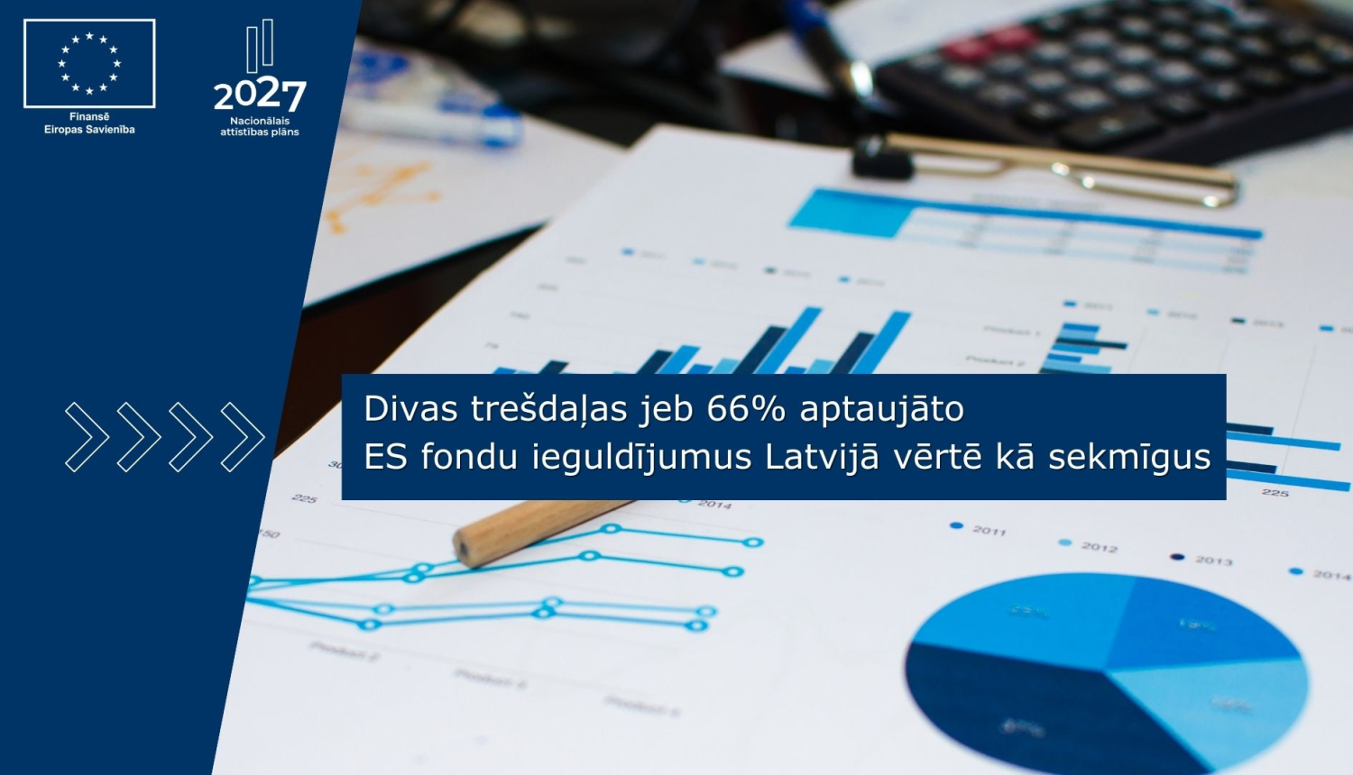 Galds, uz kura ir pildspalva un papīri ar uzzīmētām diagrammām