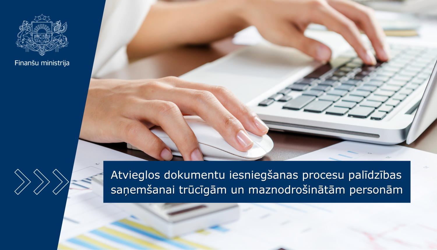 Attēlā redzamas sievietes rokas, viena roka spiež portatīvā datora klaviatūru, otra roka ir uz datorpeles, uz gada ir redzami dokumenti