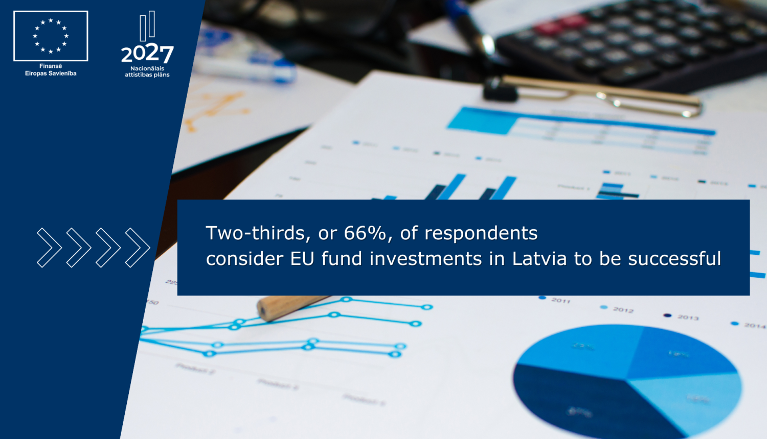 uz galda pildspalva un papīri ar diagrammām